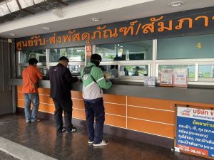 “บขส.” พร้อมให้บริการ ศูนย์รับ – ส่งพัสดุภัณฑ์ในภูมิภาค จำนวน 16 แห่ง และ สถานีเดินรถ บขส. 93 แห่งทั่วประเทศ เตรียมจับมือไปรษณีย์ไทย ส่งของถึงบ้าน Hub to Door คาดเปิดบริการในปี 2568 เพิ่มความสะดวก – ตอบโจทย์ผู้ใช้บริการ