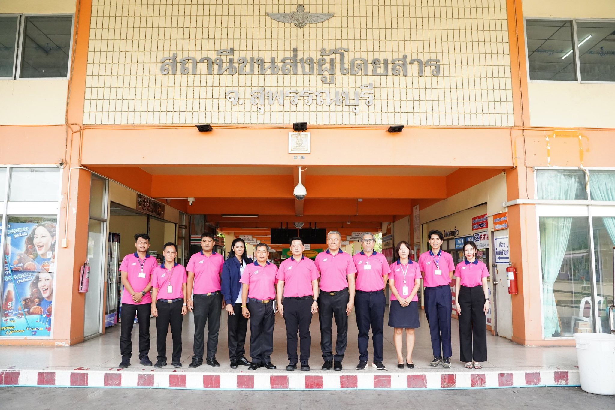 “กจญ. บขส.” ลงพื้นที่ตรวจเยี่ยมการปฏิบัติงาน เพิ่มรายได้สถานีเดินรถสุพรรณบุรี พร้อมส่งมอบวีลแชร์ให้ผู้ด้อยโอกาสทางการเคลื่อนไหวในพื้นที่