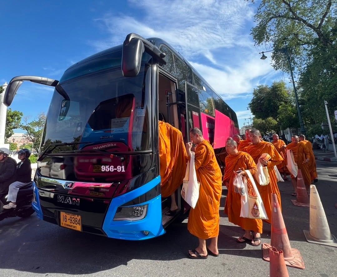 “BKS” จัดรถโดยสาร รับ – ส่ง พระสงฆ์ในโครงการบรรพชาอุปสมบทในพระสังฆราชูปถัมภ์ ถวายพระกุศลแด่ “เจ้าฟ้าพัชรกิติยาภาฯ” ในพื้นที่กรุงเทพฯ – นครปฐม – ปทุมธานี