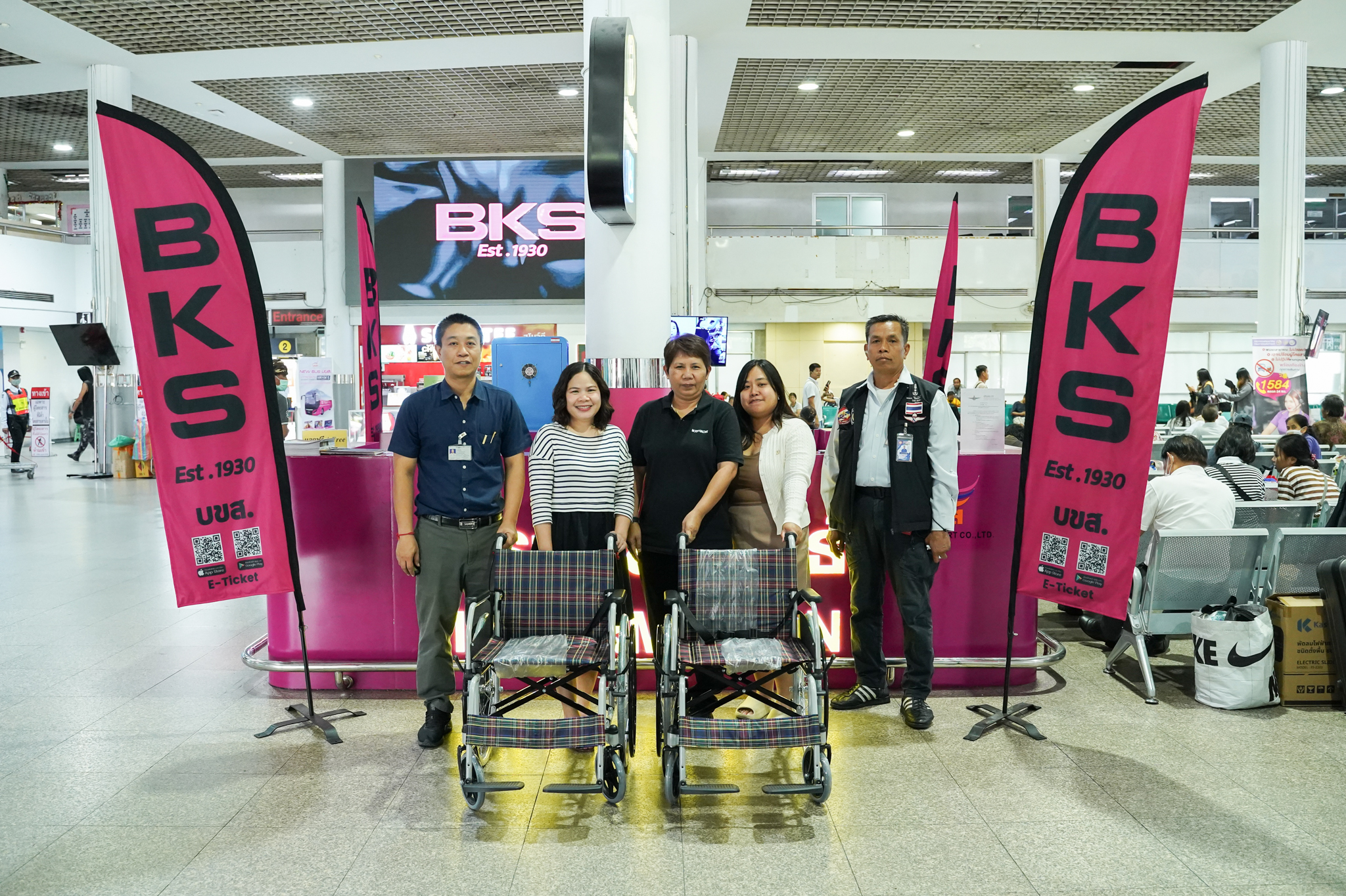 “BKS” มอบวีลแชร์ 2 คัน อำนวยความสะดวก พร้อมรองรับผู้สูงอายุ ผู้พิการ และผู้โดยสารที่มีข้อจำกัดด้านการเคลื่อนไหว ณ สถานีขนส่งฯ หมอชิต 2